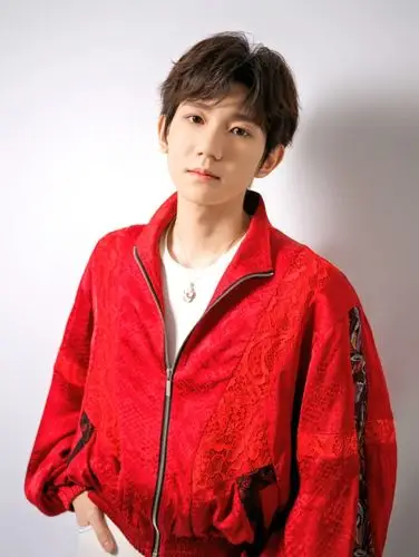 王源穿红色暗纹夹克红火喜庆举牛气冲天送祝福