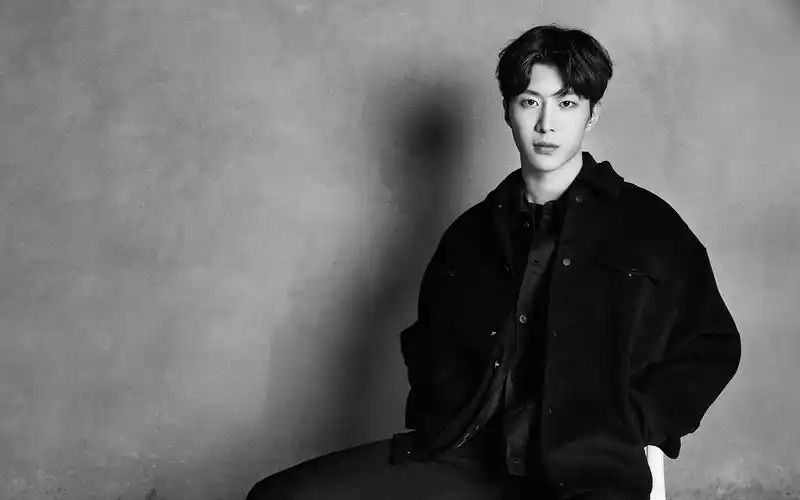 范丞丞冷峻帅气图片桌面壁纸