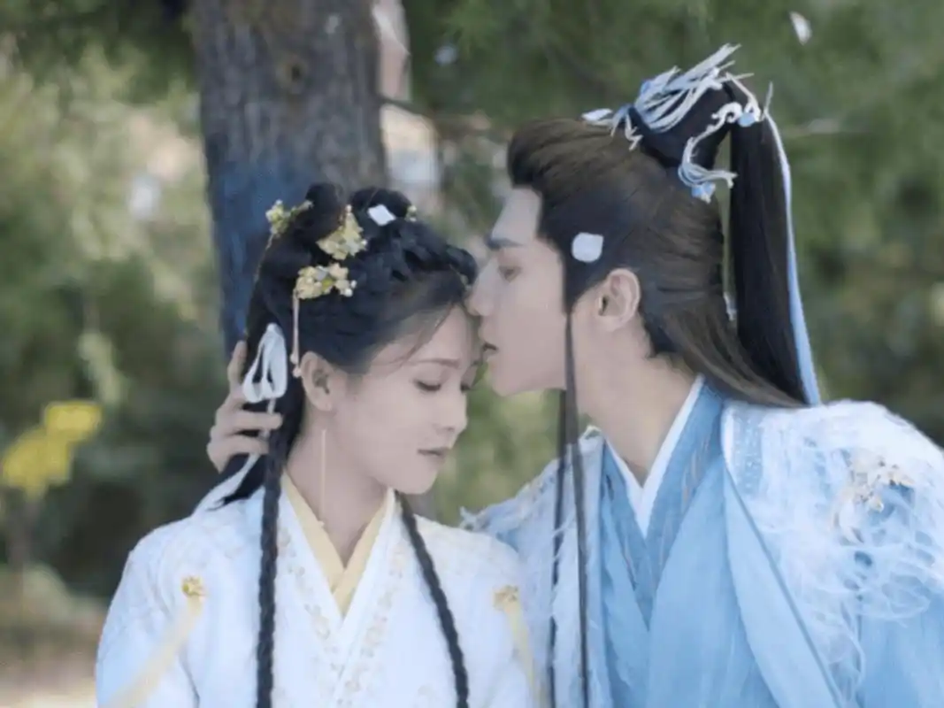 罗云熙和白鹿新剧相拥的吻戏,好甜呀!