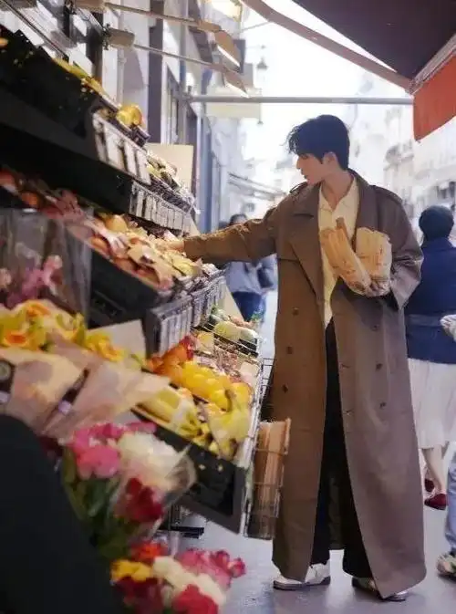 8米,能不能把风衣穿好看?看看陈坤和刘昊然!