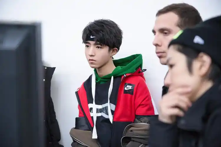 [tfboys][新闻]180317 工作室更博带来王俊凯nike宣传图 头戴发带少年