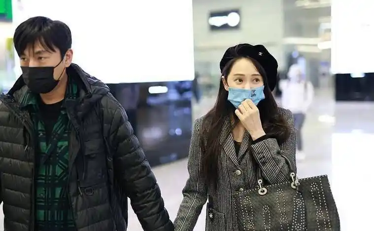 原创伊能静和秦昊牵手现身身穿条纹西装配开叉裙好高级稳重显气质