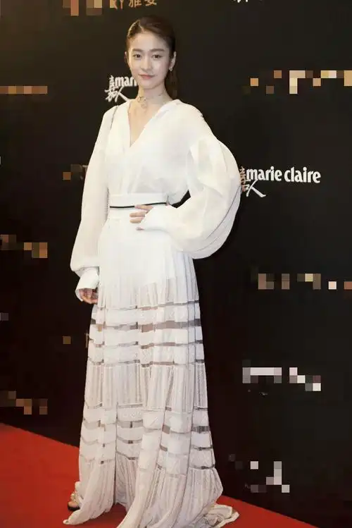 张雪迎薄纱长裙清新淡雅活动写真图片