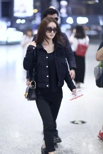 赵丽颖机场赶时髦,瘦小身材戴墨镜硬凹大姐大,配牛仔外套还挺酷