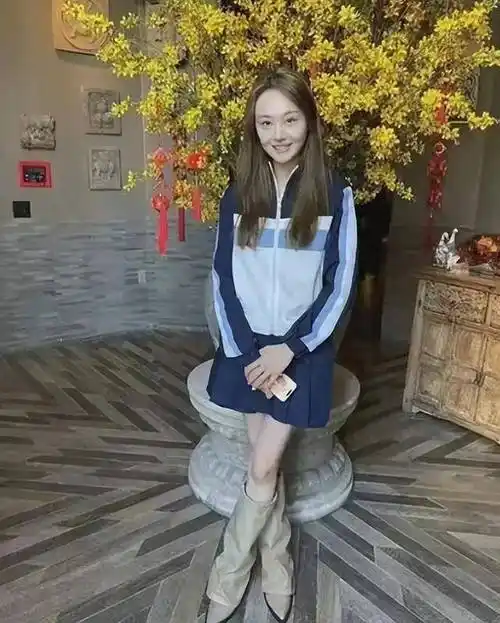 33岁郑爽最新近照曝光!医美失败脸全垮了,暴瘦似纸片人显憔悴