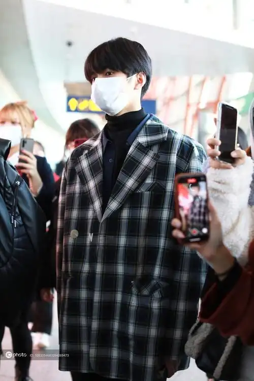 时代少年团刘耀文一袭格子大衣现身锅盖头搭配呆萌小眼神依旧是麻麻最