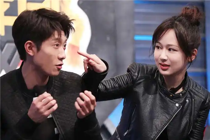 张一山杨紫狂吻图片当着女友白雪面前公然亲吻