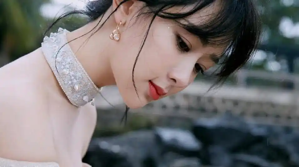 杨紫惊艳韩国,颜值演技双重征服观众 杨紫火到韩国去了,登上韩国的热