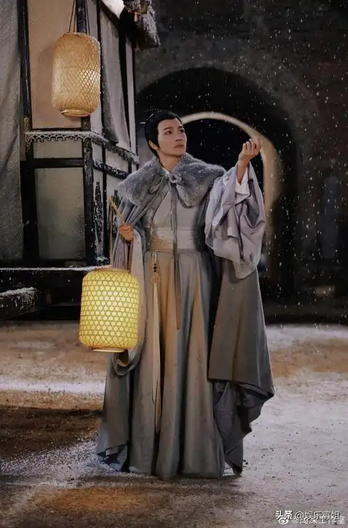 周深在河南春晚疯狂变装 一首歌换4套造型化身簪花郎