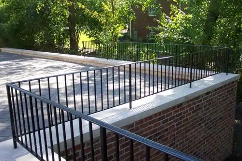 露天扶手栅栏u型阳台护栏百瑞铁艺艺术围栏厂家