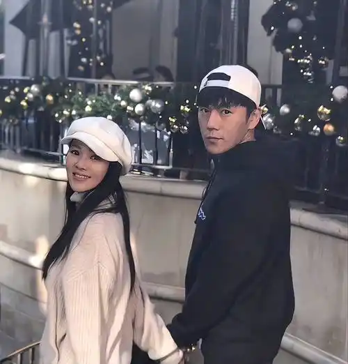 而秦昊背后的这个家庭非常特别,因为他的妻子不仅是一个贤惠的女人