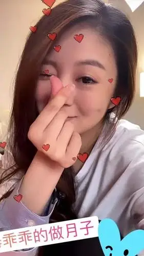 安以轩没出月子自信晒素颜脸圆了不少对镜卖萌心情好