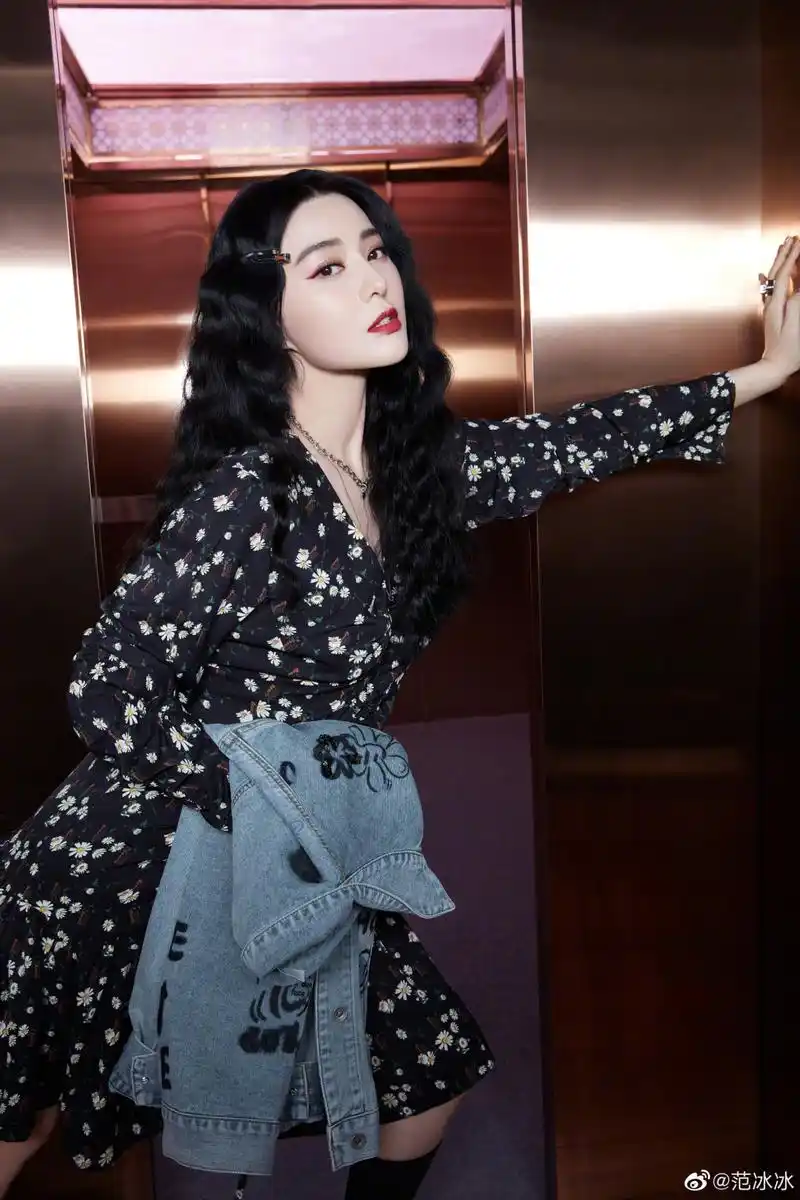 范冰冰广告写真,一头大波浪长发,时尚靓丽,优雅动人