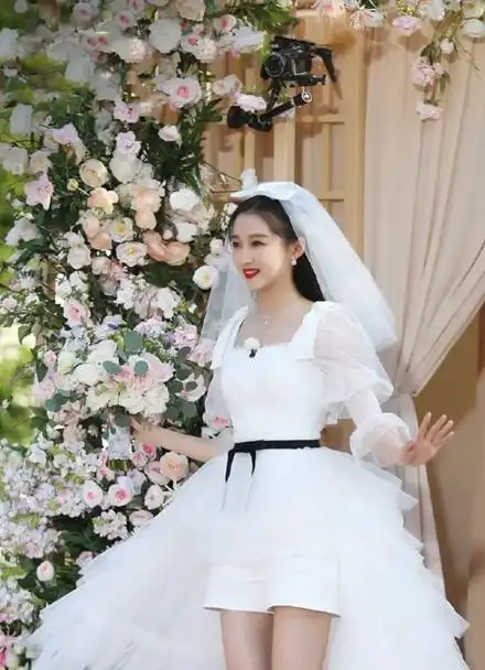 67关晓彤婚纱照亮相鹿晗看过来吧