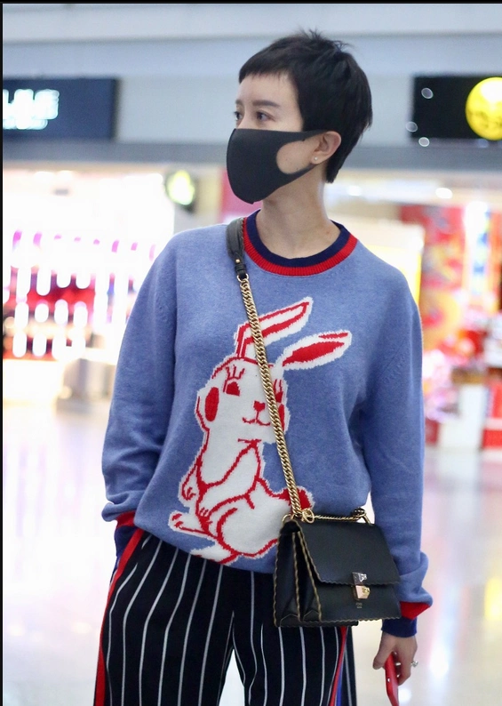 阔太金巧巧现身机场 短发干练手上钻戒闪耀插兜行走帅气十足