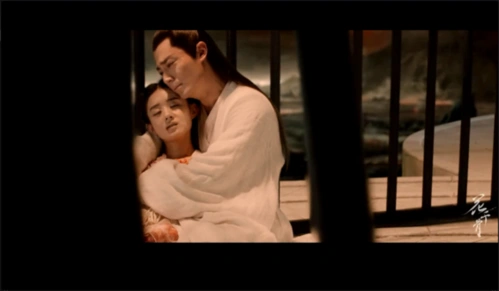 花千骨在铁笼子里受伤白子画抱着她哭的剧照