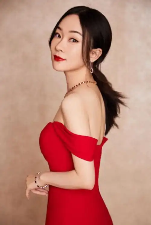 霍思燕真是花瓶身材一袭红色抹胸紧身连衣裙腰臀比太出色