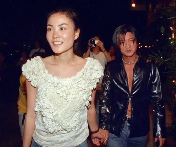 王菲头靠在谢霆锋肩膀