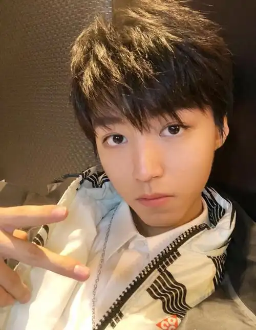 王俊凯的发型大盘点28分成熟齐刘海正太大波浪瞬间呆萌