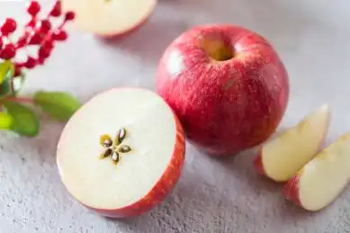 桌上切开的红色苹果