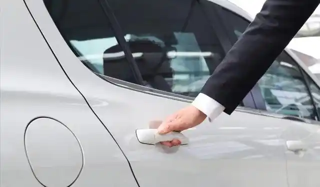 他今天第一天独立上班,他的主要任务就是帮助客人上下车开车门,拿送