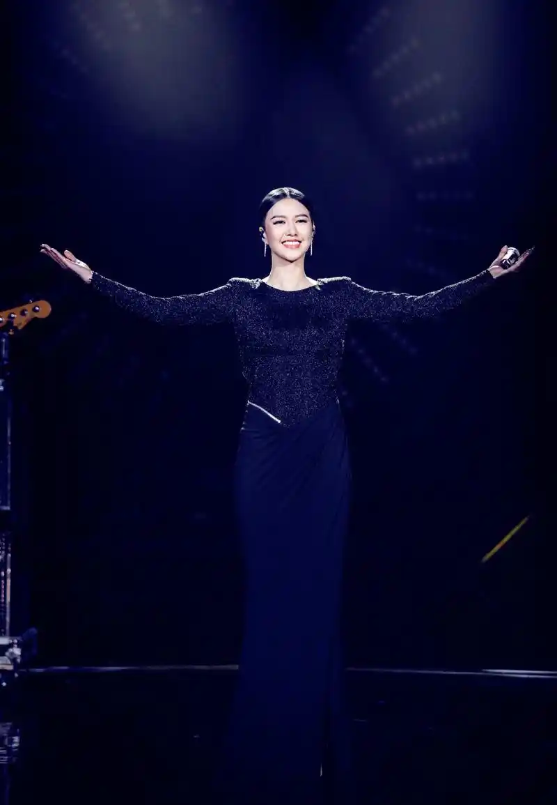 谭维维一身皮衣穿搭,大长腿暴露无遗,在灯光的闪烁下更霸气了