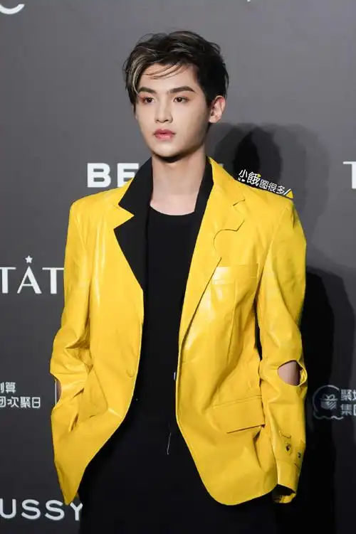 黄明昊超话20210924#黄明昊生图#黄明昊高清图集,亮黄色西装很抢眼
