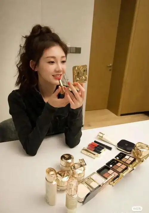 郑恺老婆苗苗浪姐上班图黑色皮衣高马尾头又美又飒