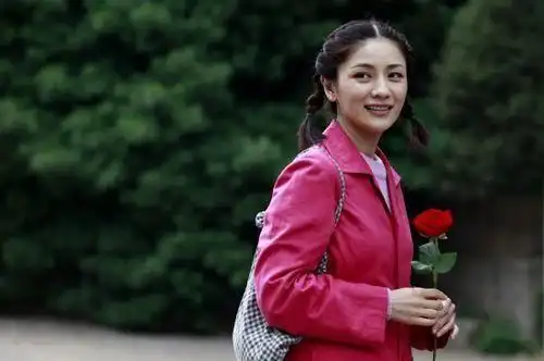 她是黄晓明的前女友,后遇沙溢育有2子,年过40生活令人羡慕