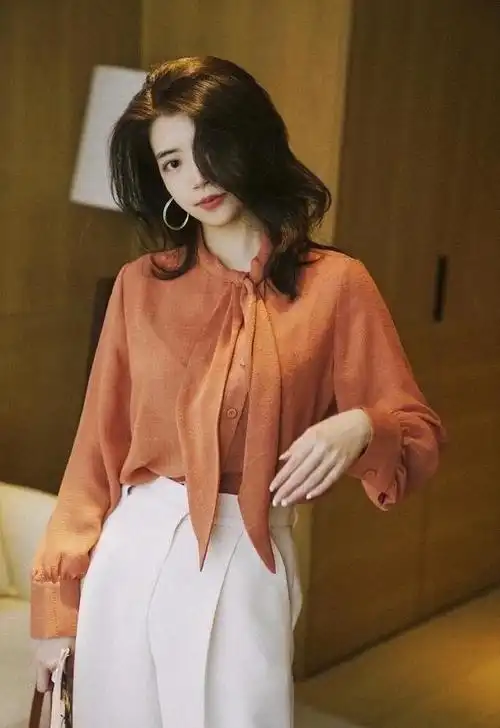 女性的柔美感,同时又减弱了衬衫本身的职业感,搭配一条印花法式半身裙