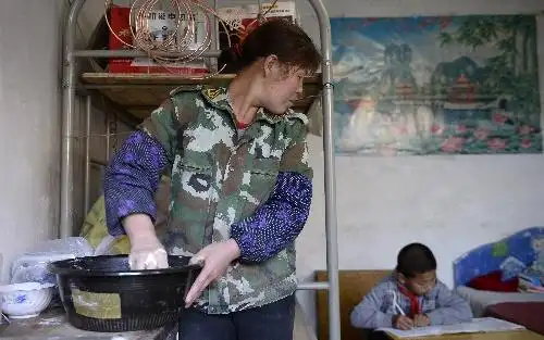 2留守母亲的艰辛陪读路