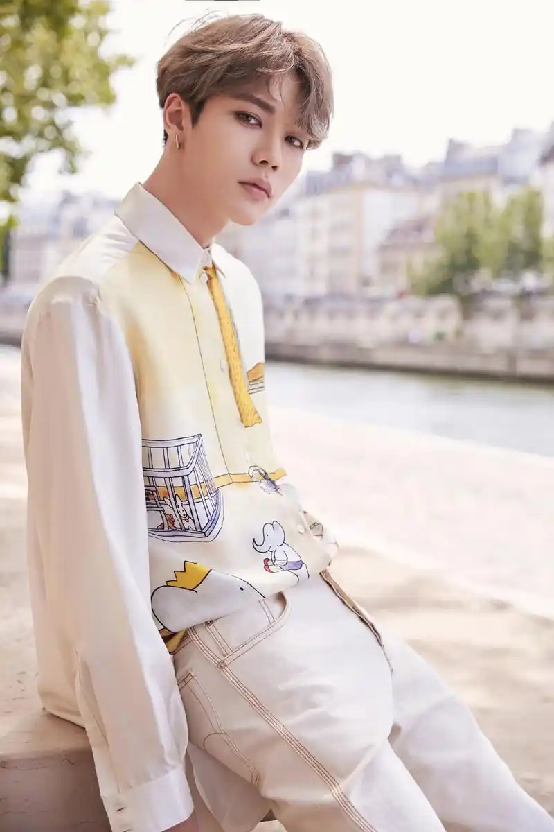 林彦俊身着印花涂鸦新装,游走在巴黎河畔,淡黄衬衫上印满俏皮可爱的