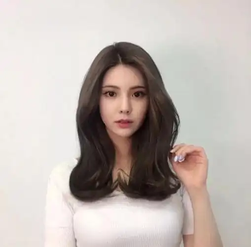 清新优雅的女生气质中发发型也能让你轻松做气质女生哦,特别受女生