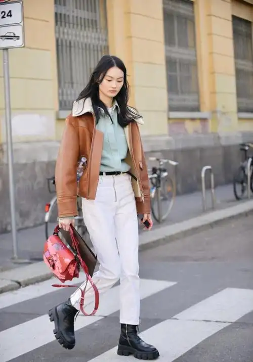 黑色的皮衣无论搭配浅色还是深色都很协调,同时因为皮革独特的反光