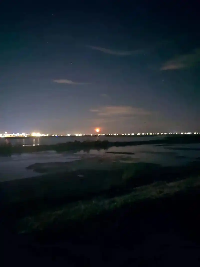 红月.不知道给你看什么,就给刷到的人看看长荡湖的红月吧#夜景 - 抖音