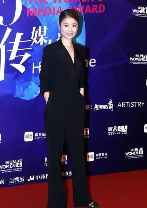 原创林心如穿紧身裙现身活动身材圆润全程拿手遮腹脸还出汗出油