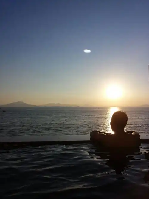 你说帮你拍个美背,帅吧,背影杀手