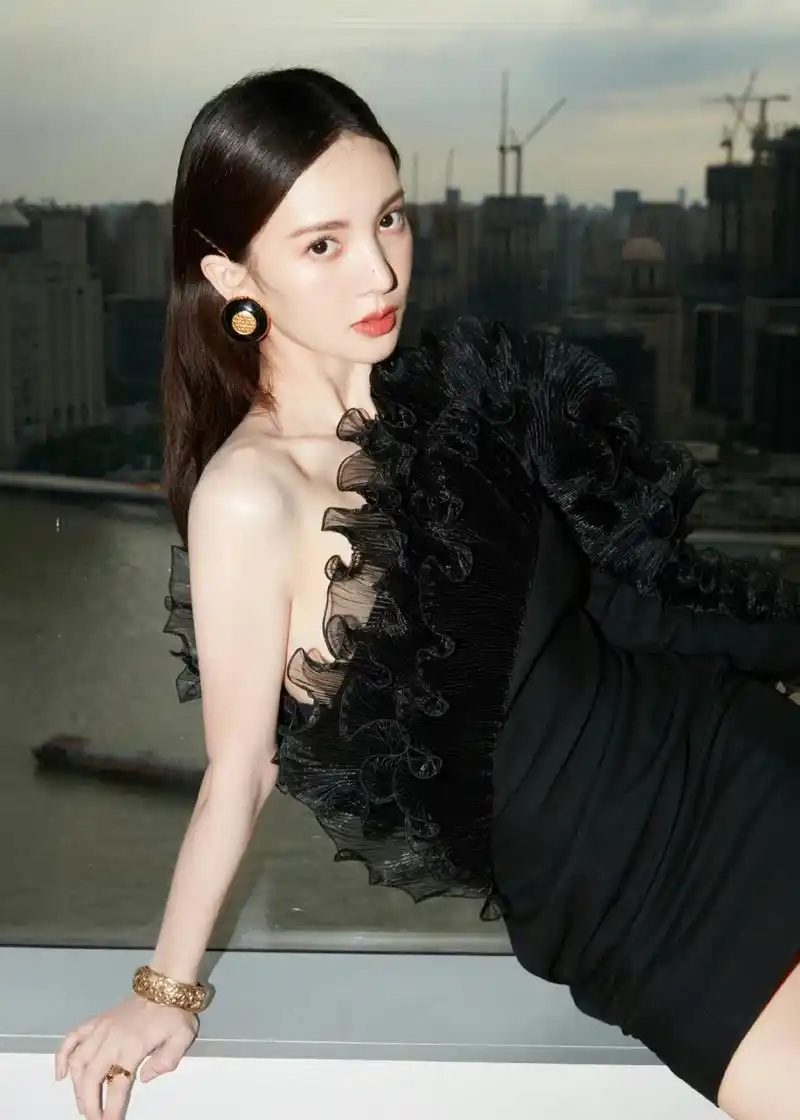 金晨 大长腿 一字带高跟凉鞋[爱你][爱你] 676767#金晨