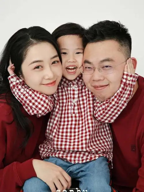 深圳全家福可可爱爱一起搞怪的三口之家