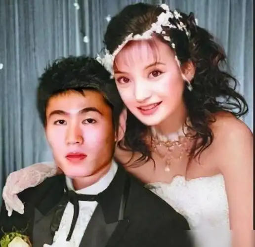 不仅如此,赵薇还和李泉传过绯闻,同样也是因为李泉的妈妈反对两人的