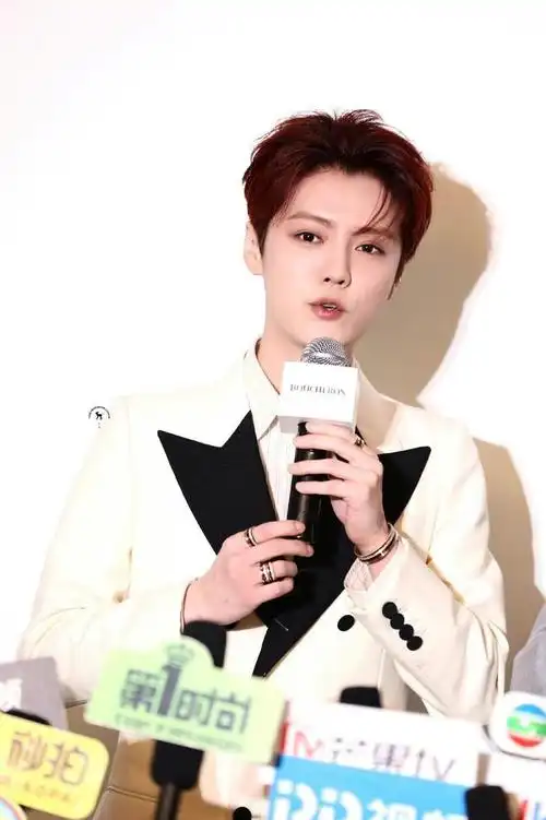 鹿晗红发生图火了!穿白色西装参加活动,脸发腮下轮廓线都没了