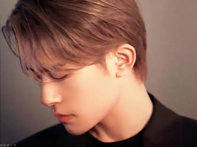 易烊千玺闭眼侧颜