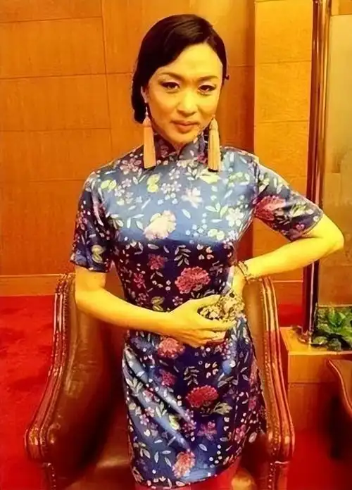 肯波琳得知金星现在还在租房子住,便提议结婚,这样他就可以获得一套房