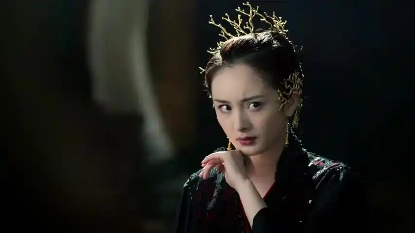 白浅被人打得一身是血,夜华赶到发怒了,气场把玄女吓得表情变形