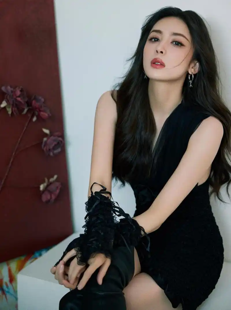 古力娜扎:美貌与才华并存 古力娜扎,作为一位知名女演员和时尚美妆