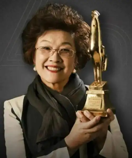 宋春丽:为拍戏放弃生子,61岁才当妈妈,如今她还好吗?