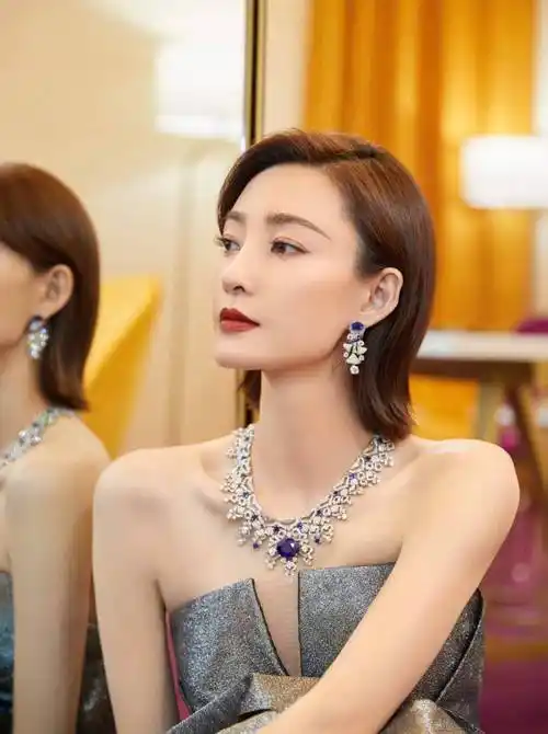 王丽坤剪短发了,穿一袭抹胸蛋糕裙出席活动,优雅又惊艳!