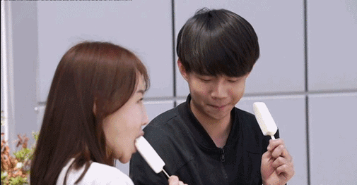 爆笑gif动态图:妹子,看你吃的好香啊,大葱又解腻