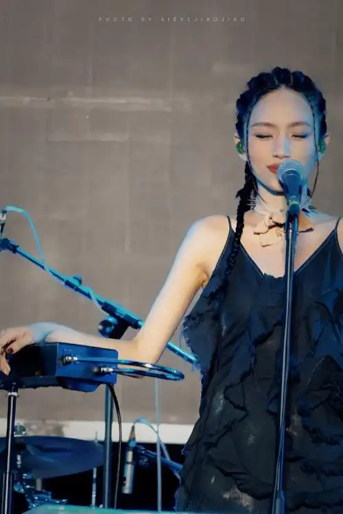 秦皇岛音乐节如果黑夜真的要来临她说我们就带着蝴蝶去狂欢吧@刘惜君