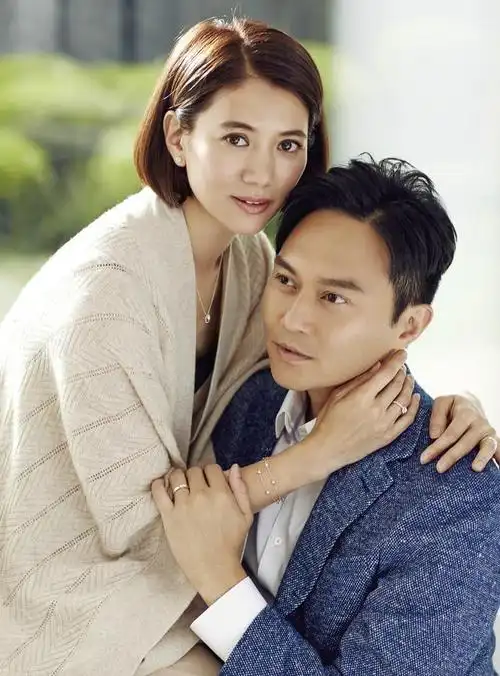 张智霖和妻子袁咏仪结婚20多年来,始终恩爱有加.